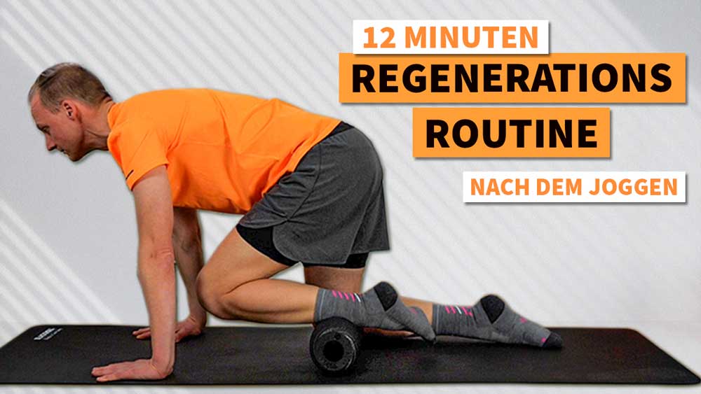 Ein Läufer macht eine Faszienübung nach dem Laufen auf einer Matte.