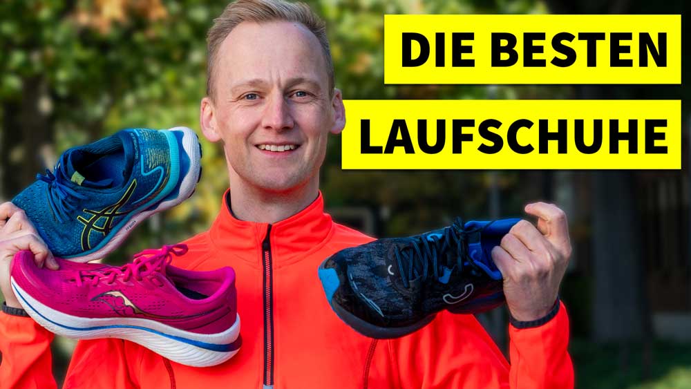 Lauftrainer Kevin von runnersflow hält 3 Laufschuhe in die Kamera.