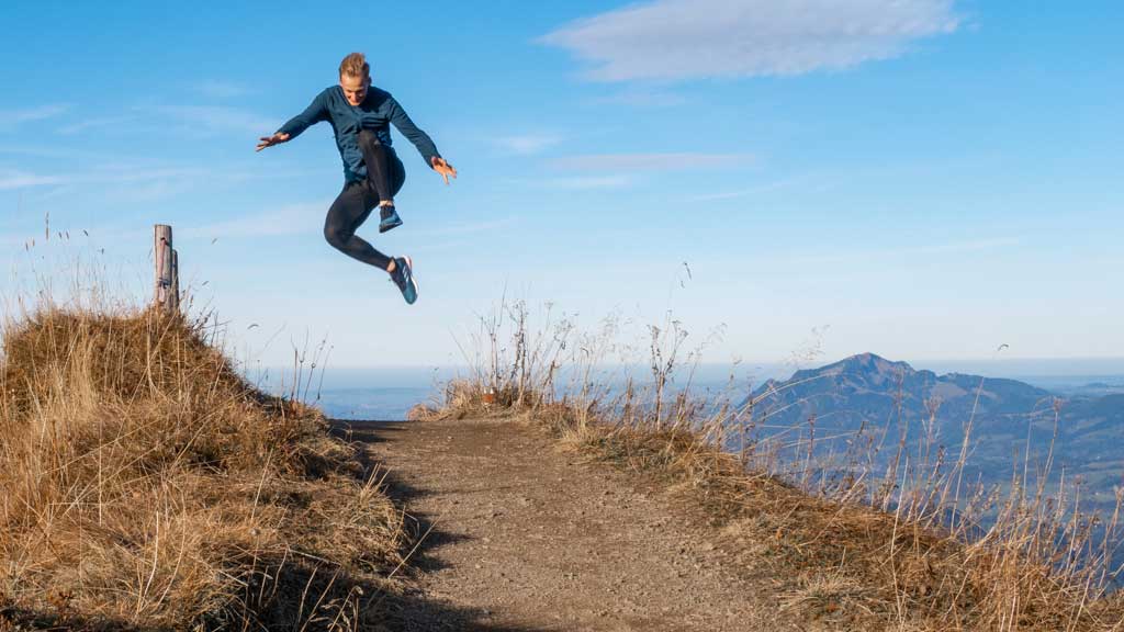 Kevin von runnersflow springt in die Luft