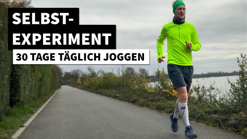 Lauftrainer Kevin läuft auf einer Straße neben einem Fluss