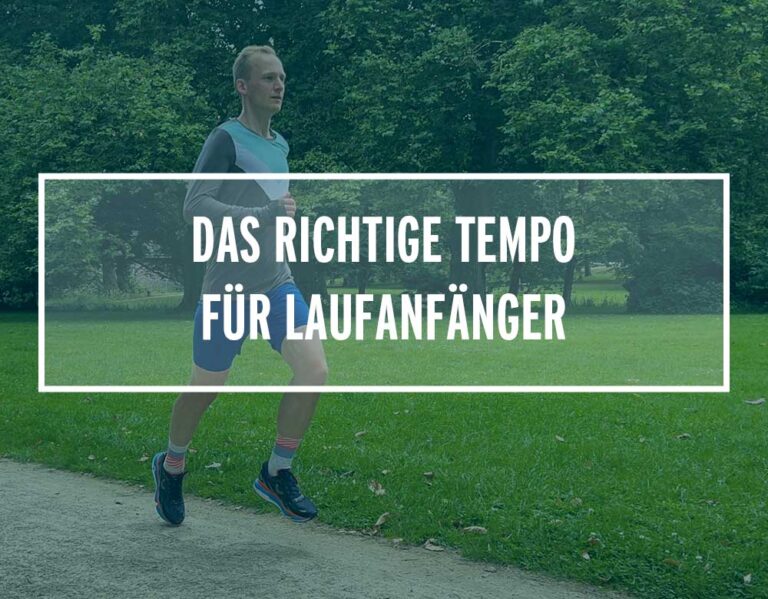 Ein Läufer joggt fröhlich im Park und findet sein ideales Tempo für Anfänger. Geschwindigkeit beim Joggen leicht erlernt.