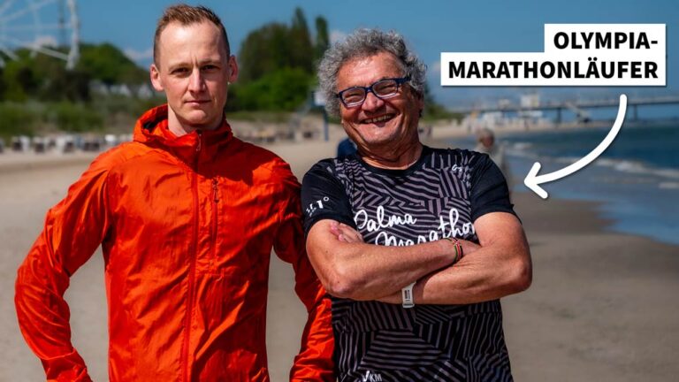 Zwei fröhliche Läufer am Strand von Usedom, bereit für gemeinsame Aktivitäten und Coaching im Freien.