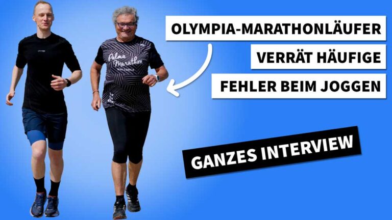 Zwei Männer joggen fröhlich zusammen und teilen Tipps für Anfänger beim Joggen beginnen. Motivierende Atmosphäre.