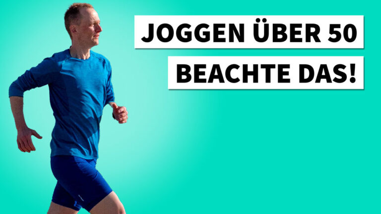 Ein fröhlicher Läufer in blauer Sportkleidung joggt motiviert im Freien. Joggen ab 50 ist gesund und macht Spaß!