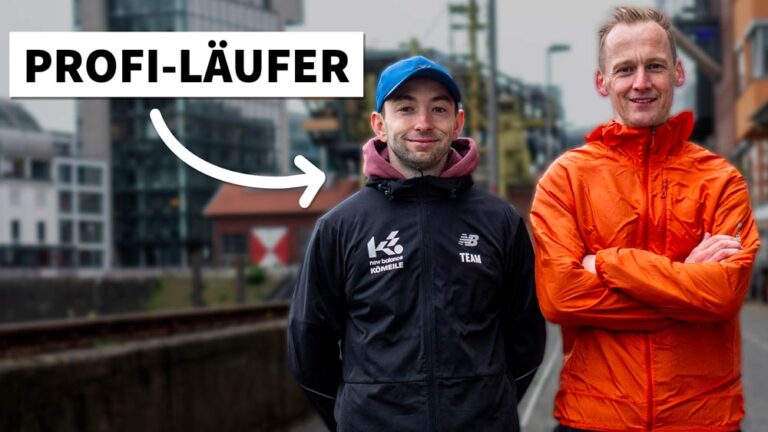 Zwei Profi-Läufer stehen lächelnd in sportlicher Kleidung, bereit für das Joggen und die Vorteile des Laufens zu teilen.