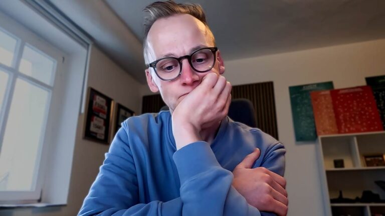 Ein nachdenklicher Läufer in einem blauen Sweatshirt, der über die Vorteile von Joggen nachdenkt. Joggen gesund für Körper und Geist!