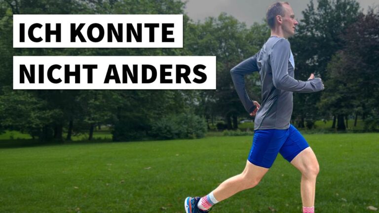 Ein motivierter Läufer trainiert im Park für den Marathon, umgeben von grüner Natur und guter Laune.