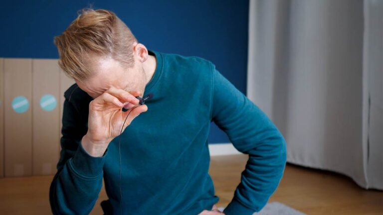 Ein motivierter Läufer in einem blauen Pullover, der sich auf das Training konzentriert und Realtalk führt.