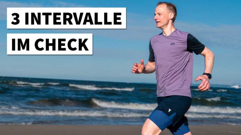 Ein fröhlicher Läufer am Strand zeigt, wie Intervalltraining Laufen die Fitness steigert und Freude bringt.