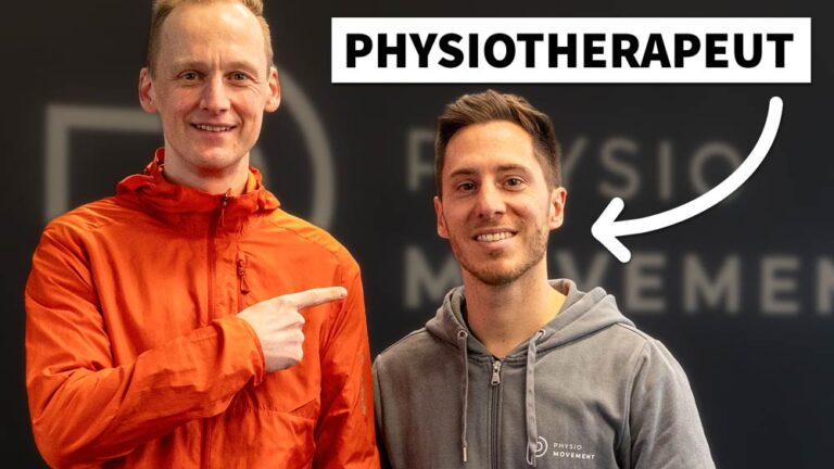 Zwei lächelnde Männer in Sportkleidung, die Tipps gegen Knieschmerzen nach dem Joggen geben.