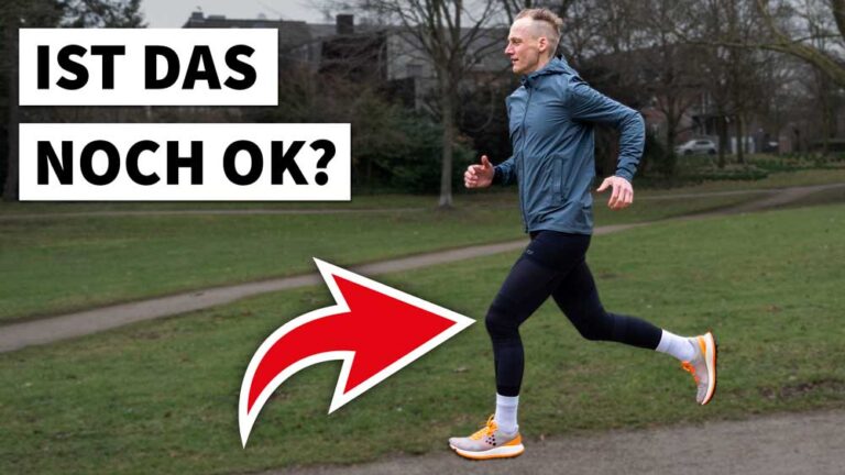 Ein Läufer fragt sich beim Joggen, ob Schienbeinschmerzen normal sind. Fröhliche Laufatmosphäre im Park.