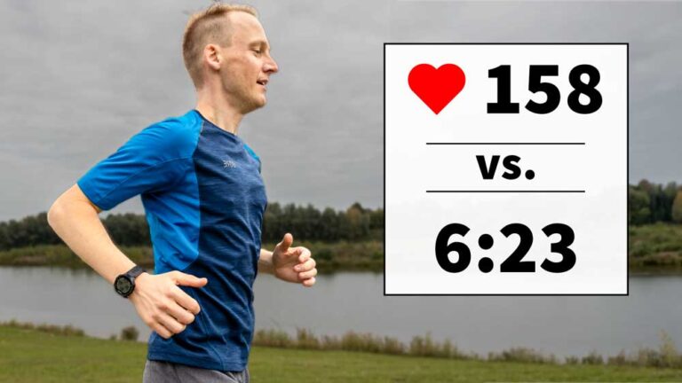 Ein Läufer joggt am Ufer, mit Herzfrequenz und Pace beim Joggen angezeigt. Energie und Freude beim Laufen.