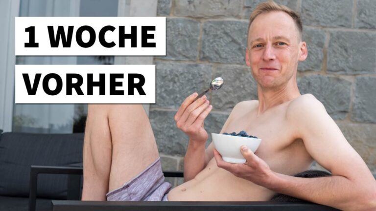 Ein fröhlicher Mann genießt eine Schüssel mit Heidelbeeren, während er sich auf die Marathonvorbereitung einstimmt.