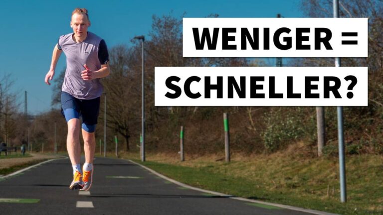 Ein Läufer sprintet auf einer sonnigen Strecke und fragt: Weniger = schneller? Tipps für schnelles Laufen.