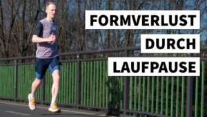 Ein Läufer genießt die frische Luft auf einer Strecke und fragt sich: Wie schnell baut sich deine Ausdauer ab?