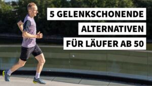 Ein fröhlicher Läufer joggt am Wasser entlang und zeigt gelenkschonende Alternativen für Fitness ab 50.