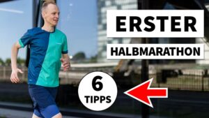 Ein Läufer in Sportkleidung vor einem modernen Gebäude mit Textoverlay: So läufst du deinen ersten Halbmarathon | 6 Tipps für dein Training.