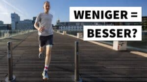 Ein fröhlicher Läufer in Sportkleidung joggt auf einem Holzsteg in der Stadt, dazu der Text Weniger gleich besser als Automatisch gespeicherter Entwurf.