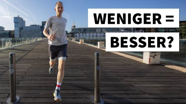 Ein fröhlicher Läufer in Sportkleidung joggt auf einem Holzsteg in der Stadt, dazu der Text Weniger gleich besser als Automatisch gespeicherter Entwurf.