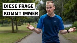 Ein Läufer in Sportkleidung steht im Park und zuckt fragend mit den Schultern. Das fragt ihr mich am häufigsten (FAQ) zu unserem Lauftraining.