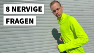Ein Läufer in neongelbem Shirt schaut genervt vor einer grauen Wand, daneben steht der Text 8 nervige Fragen als automatisch gespeicherter Entwurf.