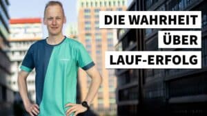 Ein fröhlicher Laufcoach im Runnersflow-Shirt vor einer Stadtkulisse mit dem Text Die Wahrheit über langfristigen Lauf-Erfolg als motivierender Impuls.