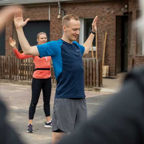 Zwei fröhliche Läufer in einem Coaching-Training, bereit für die nächste Herausforderung. Angebote für Laufmotivation inklusive!