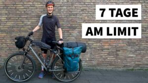 Ein motivierter Radfahrer steht mit seinem Fahrrad bereit für ein Abenteuer, inspiriert von Marathonlauf und Fitness.