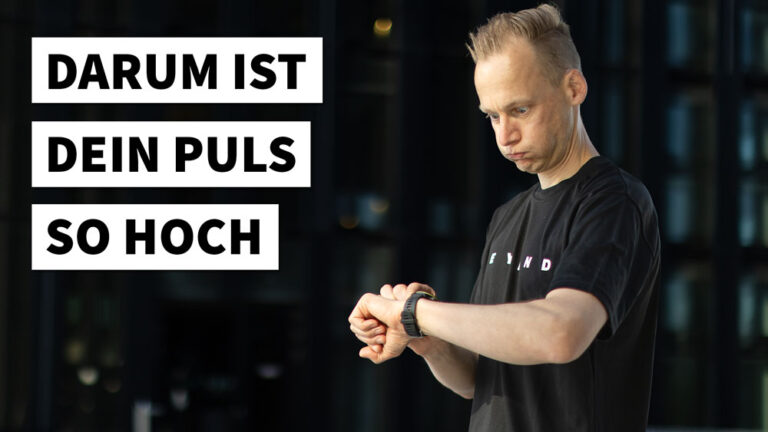 Läufer schaut auf seine Pulsuhr und fragt sich, warum sein Puls beim Joggen so hoch ist. Tipps zur Verbesserung.