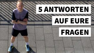 Ein fröhlicher Läufer in Sportkleidung steht vor einem Hintergrund mit dem Text 5 Antworten auf eure Fragen als hilfreicher automatischer Entwurf.