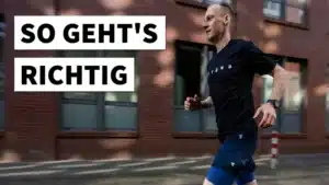 Ein Läufer in Sportkleidung joggt an einer Backsteinwand vorbei. Puls oder Pace: So steuerst du dein Lauftraining richtig für mehr Freude am Sport.