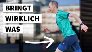Läufer in sportlicher Kleidung, der dynamisch läuft, mit motivierendem Text im Hintergrund.