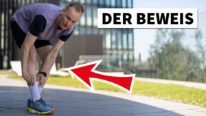 Ein Läufer richtet seine Socken, während ein roter Pfeil darauf zeigt. Ich bin kein guter Läufer (und du musst es auch nicht sein), zeigt das Bild.