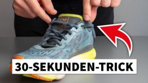 Hände zeigen die Marathonschnürung an einem Laufschuh. So rutscht dein Laufschuh nie wieder (30-Sekunden-Trick) für perfekten Halt beim Laufen.