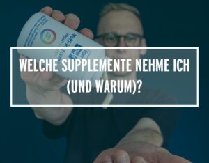 Ein Mann hält eine Dose mit Nahrungsergänzungsmitteln in die Kamera, passend zum Thema Automatischer Entwurf für eine gesunde Laufroutine.